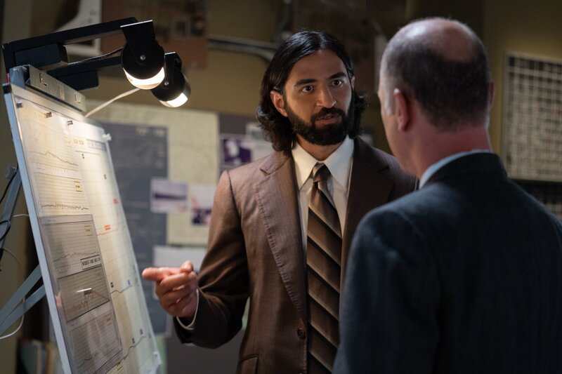 REENACTMENT – Investigator #2 (played by Seth Mohan) and Leslie Kampschror (played by Sean Arbuckle) examine the data from the flight recorder of TWA Flight 841 to determine why the plane fell to earth at breakneck speed. – Bild: Shay Markowitz /​ Cineflix