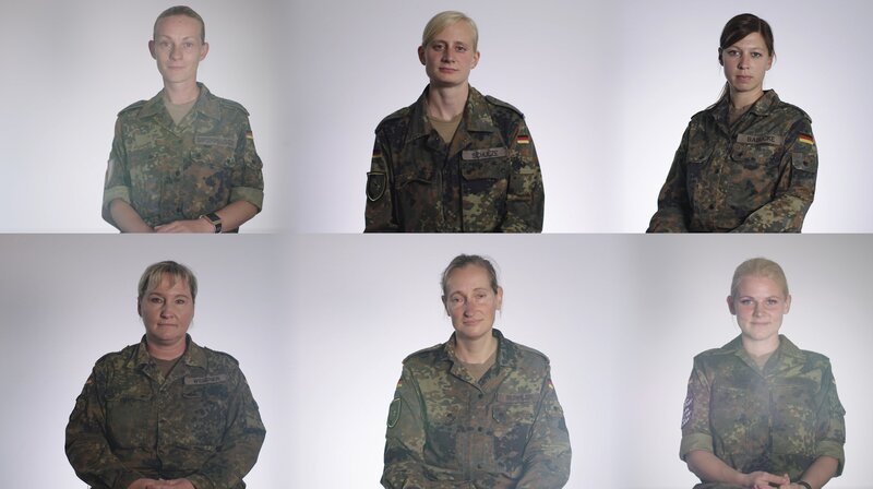 Über Jahrhunderte erzählten und deuteten Männer Geschichte, schrieben HISTORY, waren Maß und Norm für Wissenschaft, Rechtsprechung und Ingenieurskunst. Es ist Zeit, endlich das ganze Bild zu malen. Nicht allein aus Prinzip, aus dem Wunsch nach Gleichbehandlung, sondern weil es im Extremfall sogar tödlich sein kann, wenn die Hälfte der Menschheit im toten Winkel bleibt. – Wie sprechen Bundeswehrsoldatinnen über den Krieg? – Bild: WDR/​Labo M GmbH