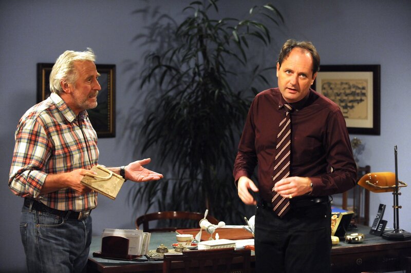 Martin zweifelt an Huberts Wettervorhersage. Von links: Martin (Hermann Giefer) und Hubert Kirchleitner (Bernhard Ulrich). – Bild: BR/​Marco Orlando Pichler