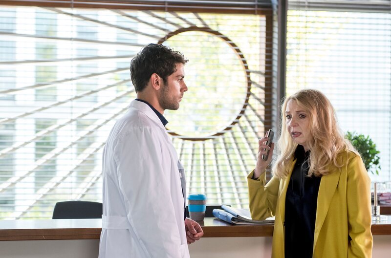 Dr. Niklas Ahrend (Roy Peter Link, l.); Jutta Hellwegen (Christin Marquitan, r.) – Bild: ARD/​Jens Ulrich Koch