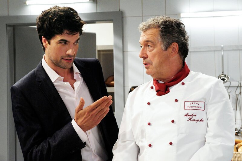 Konstantin (Moritz Tittel, l.) bewirbt sich bei André (Joachim Lätsch, r.) als Barkeeper. – Bild: ARD/​Ann Paur