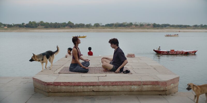 Kate (Olivia Lonsdale) weiht Art (Roman Derwig) in die Grundlagen der Meditation ein. – Bild: Bert Pot /​ ZDF