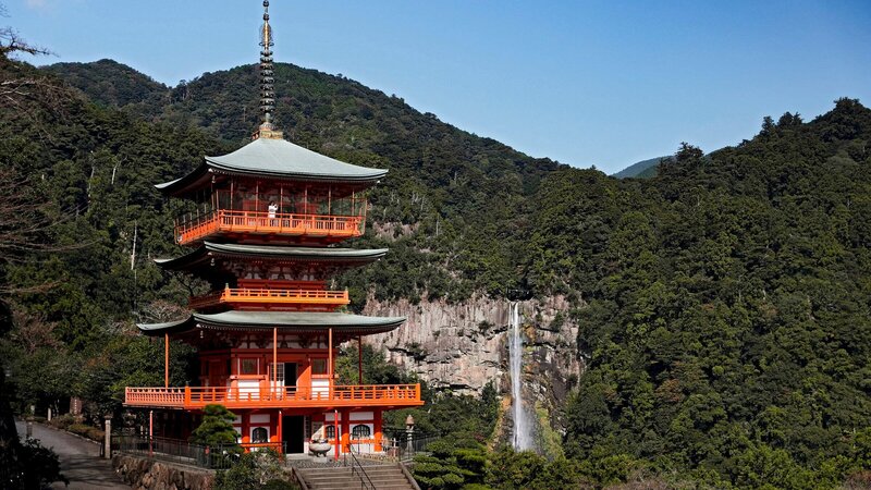 In der Präfektur Wakayama befindet sich der Wanderweg Kumano Kodo, Japans ältester Pilgerweg, und auch der Nachi-Wasserfall. – Bild: ZDF und HR/​Felix Leichum