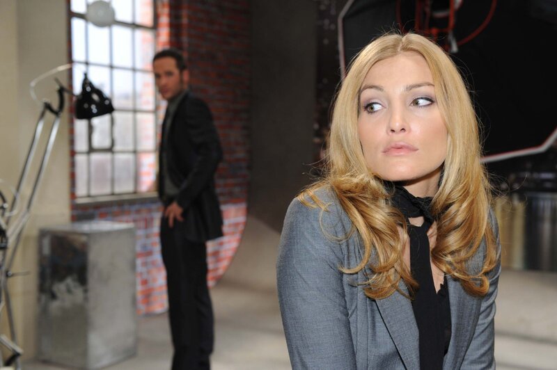 David (Lee Rychter, l.) und Annett (Tanja Wenzel, r.) fragen sich entsetzt, was die Verwanzung von Davids Wohnung für sie bedeutet. – Bild: SAT.1 /​ Claudius Pflug