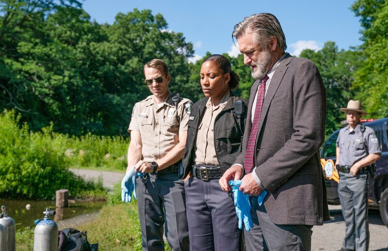 Pictured: (l-r) David Call as Brick, Natalie Paul as Heather, Bill Pullman as Detective Lt. Harry Ambrose – Bild: ORF/​Universal/​Peter Kramer