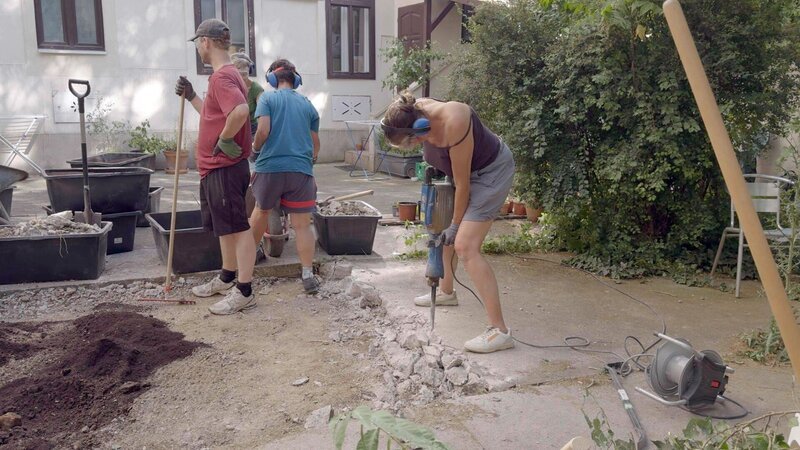Wien. Bewohnerinnen brechen den Asphalt ihres Innenhofs auf. – Bild: ZDF und ORF/​LOOKSVienna