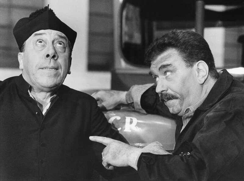 So sehr Don Camillo (Fernandel, li.) an das Gute im Menschen glaubt: Bei den Ansichten des Genossen Peppone (Gino Cervi) könnte er zum Himmel schreien … – Bild: WDR/​Degeto