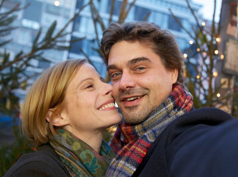 Während des 20-jährigen Komas ihres Mannes Ralf kommt Julia Gerlach (Julia Jäger) dessen Bruder Sönke Gerlach (Raphael Vogt) näher. Die beiden sind ein Paar und wollen heiraten – da wacht Ralf aus dem Koma auf. – Bild: MDR/​Wernicke