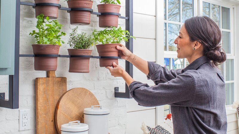 Joanna Gaines fixes the indoor herb garden designed by Reckless Iron Works in the Messerall’s newly remodeled kitchen, as seen on Fixer Upper. – Bild: Jennifer Boomer/​Getty Images /​ HGTV /​ Scripps (Focus)