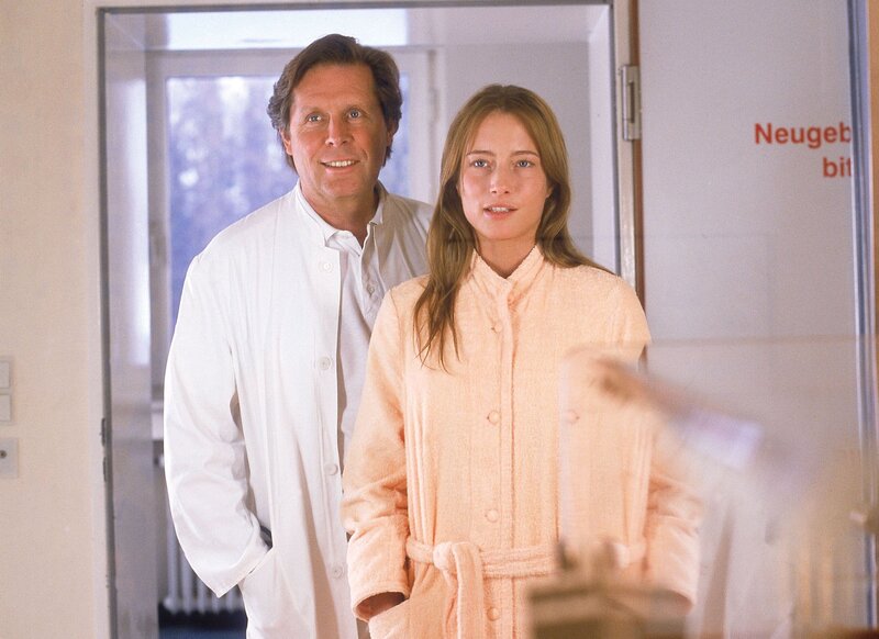 Dr. Stefan Frank (Sigmar Solbach) besucht mit seiner Patientin Inge Carl (Florentine Lahme) ihr Baby auf der Säuglingsstation. – Bild: RTLplus