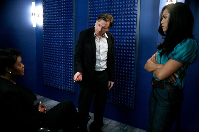 Ein nachgeahmtes Medikament verursacht offenbar tödliche Schlaganfälle. Eine Mitarbeiterin (Darstellername nicht zu ermitteln) des bestohlenen Pharmaunternehmens erzählt Dr. Lightman (Tim Roth) und Ria Torres (Monica Raymund, r.), dass die Nebenwirkungen auch schon bei dem originalen Produkt bekannt waren. – Bild: TVP