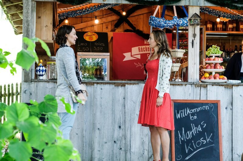 Von links: Lucie Schubert (Barbara Romaner) und Eva Wiesner (Ines Hollinger). – Bild: Susanne Bernhard /​ BR/​Filmbüro Münchner Freiheit GmbH