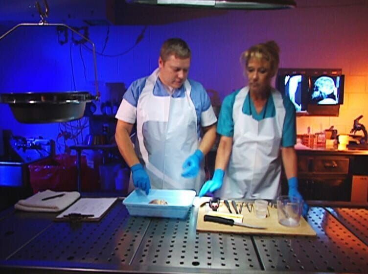 Über 16 Jahre wurde der Tod einer Frau für einen Unfall gehalten, bis eine Person der Polizei mitteilt, die Frau sei ermordet worden. – Bild: RTL