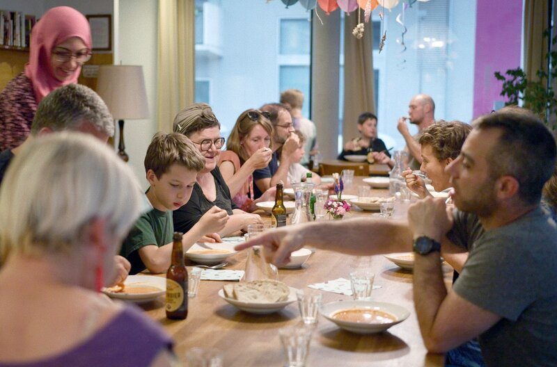 Zweimal in der Woche gibt es im „Wohnprojekt Wien“ die Möglichkeit, an einem gemeinsamen Abendtisch in der Gemeinschaftsküche des Wohnhauses teilzunehmen. – Bild: M. Delarue/​Galaxie Presse