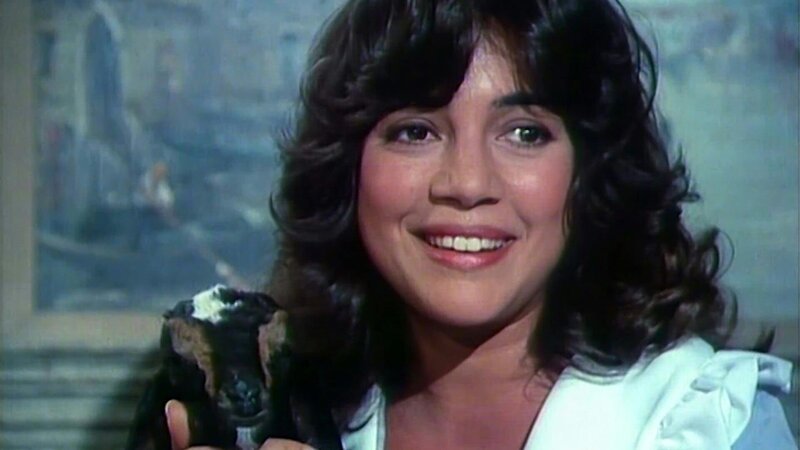 Das Hotel der Träume, Elena Simms (Julie Carmen) – Bild: Bibel TV