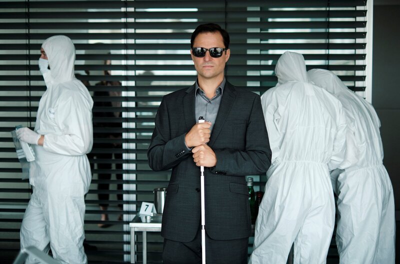 Spurensicherung am Tatort: Ex-Kommissar Alexander Haller (Philipp Hochmair, Mitte) ist dabei. – Bild: ARD Degeto/​Mona Film/​Tivoli Film/​Philipp Brozsek