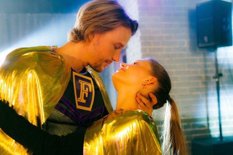 Traumsequenz /​ Vision: Nathalie (Amrei Haardt) malt sich hoffnungsvoll die „perfekte Trennung“ von Ben aus, um in Finns (Christopher Kohn) Armen zu landen. – Bild: RTL /​ Kai Schulz