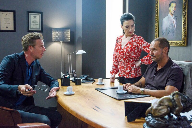 Simone (Tatjana Clasing) spricht mit Christoph (Lars Korten, l.) und Richard (Silvan Pierre Leirich) über die Zukunft des Zentrums. – Bild: RTL /​ Julia Feldhagen