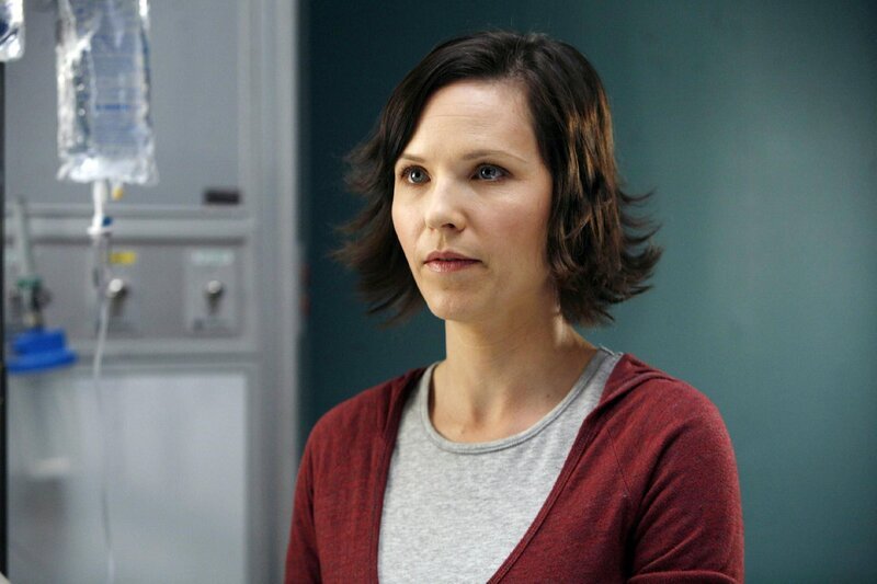 Deb (Chad Morgan) begleitet Jeff nach seinem Zusammenbruch in die Notaufnahme. Dort geht Dr. House seinen neuen Patienten ziemlich rüde an … – Bild: RTL Deutschland