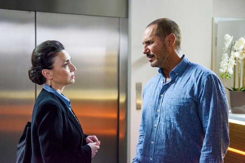 Simone (Tatjana Clasing) macht Richard (Silvan Pierre Leirich) klar, dass sie fest entschlossen ist, ihren Plan voranzutreiben. – Bild: RTL /​ Julia Feldhagen