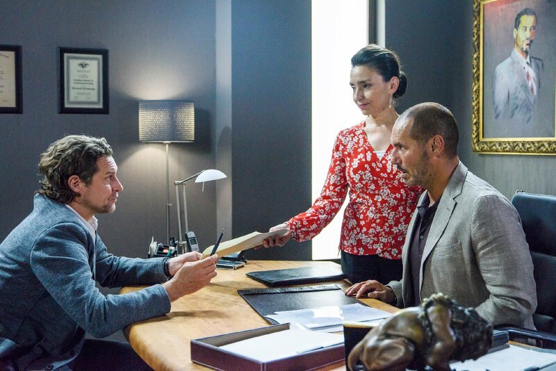 Simone (Tatjana Clasing) geht in ihrer Not auf Niclas’ (Ron Holzschuh, l.) Angebot ein. Richard (Silvan Pierre Leirich) kommen ernsthafte Zweifel an dem Deal, doch Simone hat bereits einen neuen Plan … – Bild: RTL /​ Julia Feldhagen