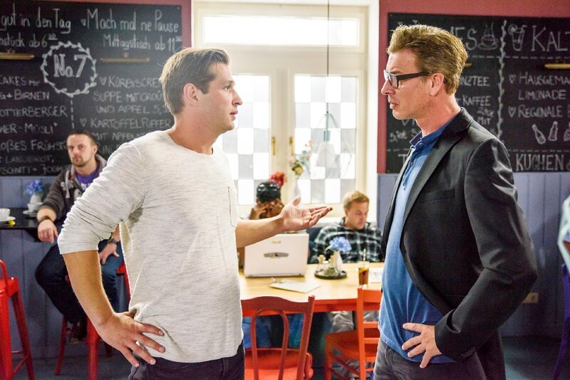 Deniz (Igor Dolgatschew, l.) spricht nach seinem Streit mit Vanessa mit Christoph (Lars Korten). – Bild: RTL /​ Julia Feldhagen