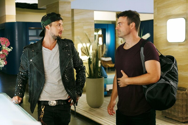 Ben (Jörg Rohde, r.) will sich für Chiara einsetzen, damit sie in dem Musikvideo mitlaufen kann. Als Chris (Chris Werner), der Sänger der Band, vor ihm steht, gibt er sich spontan als Moritz aus. – Bild: RTL /​ Kai Schulz