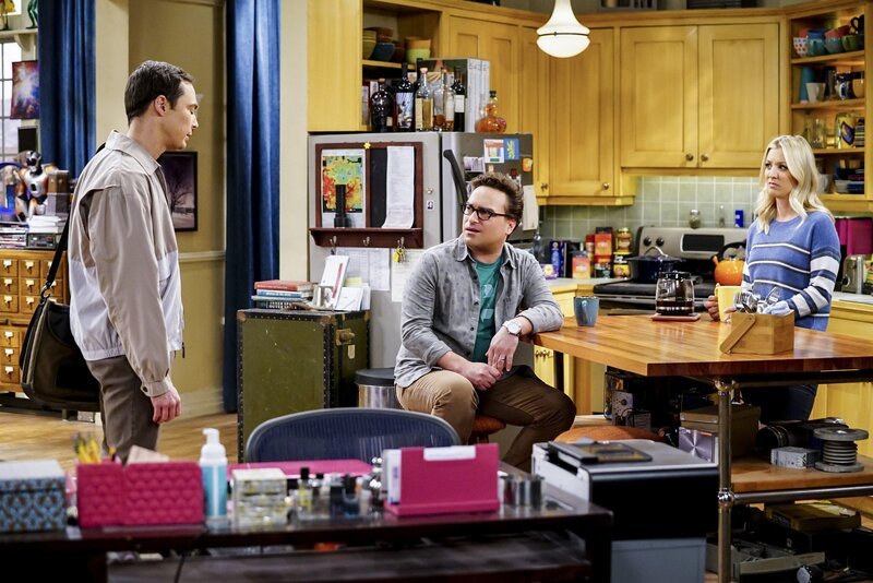 Sheldon (Jim Parsons, l.) trägt seit geraumer Zeit ein Geheimnis mit sich herum und ist froh, als Leonard (Johnny Galecki, M.) und Penny (Kaley Cuoco, r.) es erraten. – Bild: Warner Bros. Television