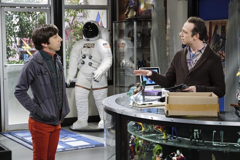 Nachdem Raj mit ihm „Schluss gemacht hat“ sucht Howard (Simon Helberg, l.) ausgerechnet bei Stuart (Kevin Sussman, r.) Trost … – Bild: Warner Bros. Television