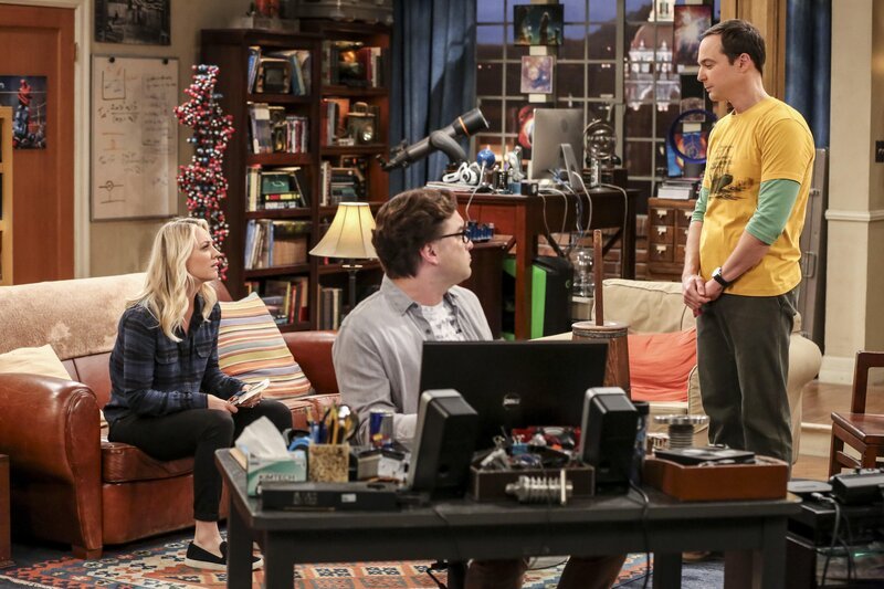 Als Sheldon ihnen präsentiert, was er alles für Amys Geburtstag geplant hat, ahnen Penny und Leonard bereits, dass das möglicherweise nach hinten losgeht … – Bild: Warner Bros. Television