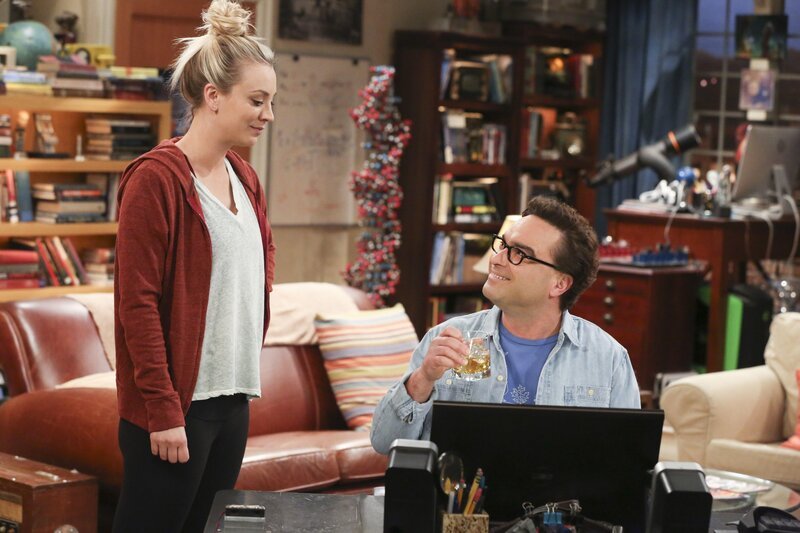 Leonard (Johnny Galecki, r.) versucht sich an seinem ersten Detektivroman und nicht nur er, sondern auch Penny (Kaley Cuoco, l.) lernen einiges über seine Beziehung zu Frauen … – Bild: Warner Bros. Television