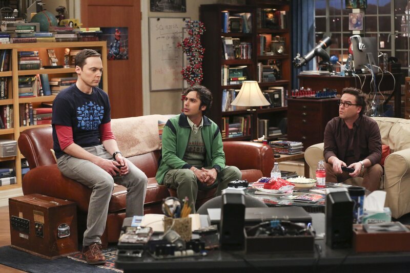 Sheldon (Jim Parsons, l.) ist mehr als enttäuscht, als seine Mutter ihm klarmacht, dass sie nur zu seiner Hochzeit kommt, wenn er auch seinen großen Bruder einlädt. Können Raj (Kunal Nayyar, M.) und Leonard (Johnny Galecki, r.) ihrem Freund helfen? – Bild: Warner Bros. Television