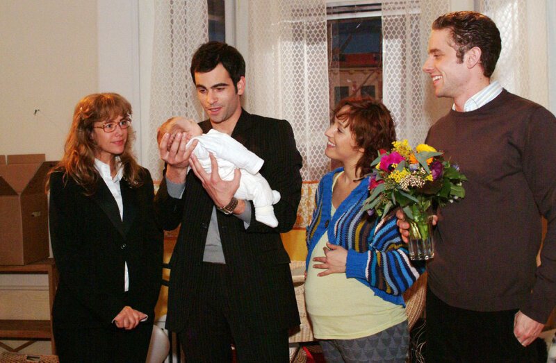 Lisa (Alexandra Neldel, l.) ist nicht gerade begeistert, David (Mathis Künzler, 2.v.l.) bei Max (Alexander Sternberg, r.), Yvonne (Bärbel Schleker, 2.v.r.) und dem Baby anzutreffen. – Bild: SAT.1 /​ Noreen Flynn