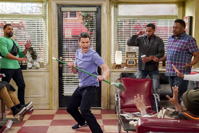 Dave Johnson (Max Greenfield) – Bild: © 2021 CBS Broadcasting Inc. /​ Monty Brinton /​ Monty Brinton