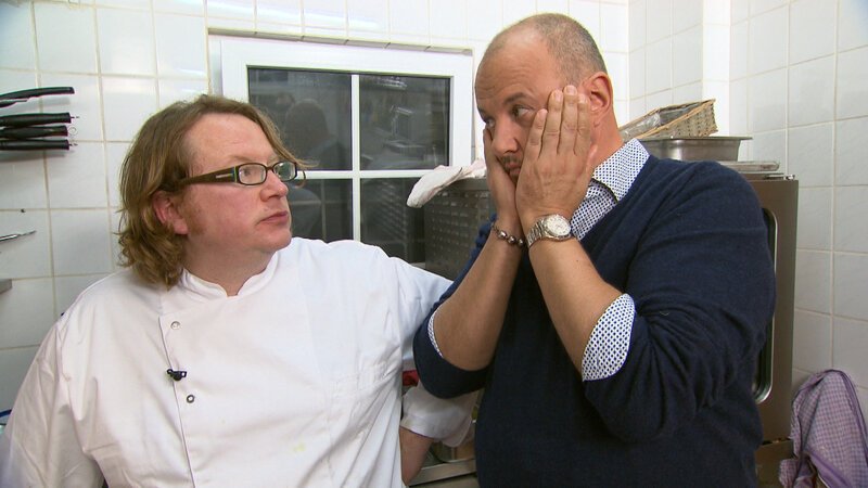 Die Lage im „Schaarschmidt an der Ahr“ sieht ziemlich schlecht aus. Während Betreiber Björn Schaarschmidt (l.) sein Restaurant unbedingt retten will, weiß Frank Rosin (r.) nicht, ob er diesem Restaurant wirklich wieder auf die Beine helfen kann … – Bild: Kabel Eins