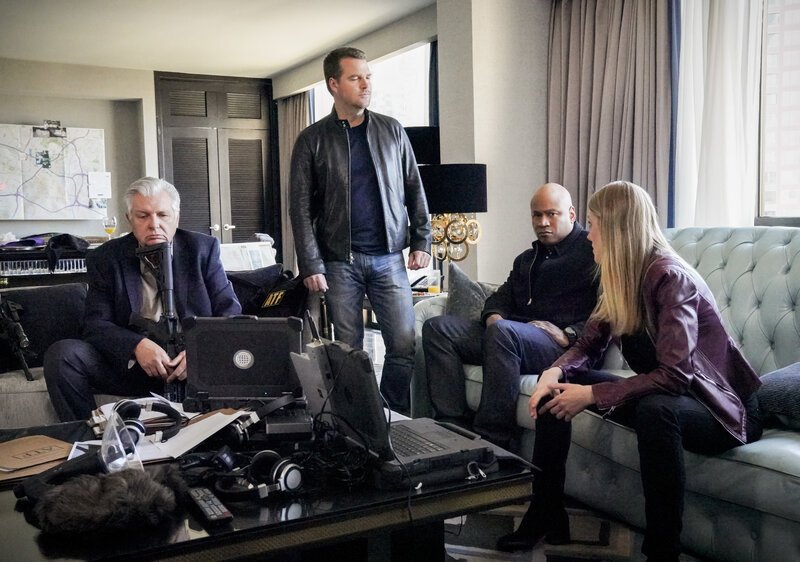 Callen (Chris O’Donnell, 2.v.l.) und Sam (LL Cool J, 2.v.r.) schließen sich mit Anna Kolchek (Bar Paly, r.) und dem ATF zusammen, als Arkady Kolchek (Vyto Ruginis, l.) das NCIS-Team warnt, dass ein berüchtigter Waffenhändler nach Amerika zurückgekehrt ist … – Bild: CBS Broadcasting Inc. /​ Bill Inoshita