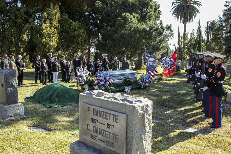 Diese Beerdigung ist für einen Helden angemessen, doch hat der Tote sie auch verdient ? – Bild: CBS Broadcasting, Inc. All Rights Reserved /​ Sonja Flemming