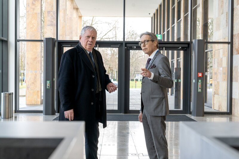 Oberstaatsanwalt Bernd Reuther (Rainer Hunold, l.) hat noch Fragen an Dr. Berthold Lazos (Jacques Breuer, r.). – Bild: ZDF Enterprises GmbH /​ ZDF/​Andrea Enderlein