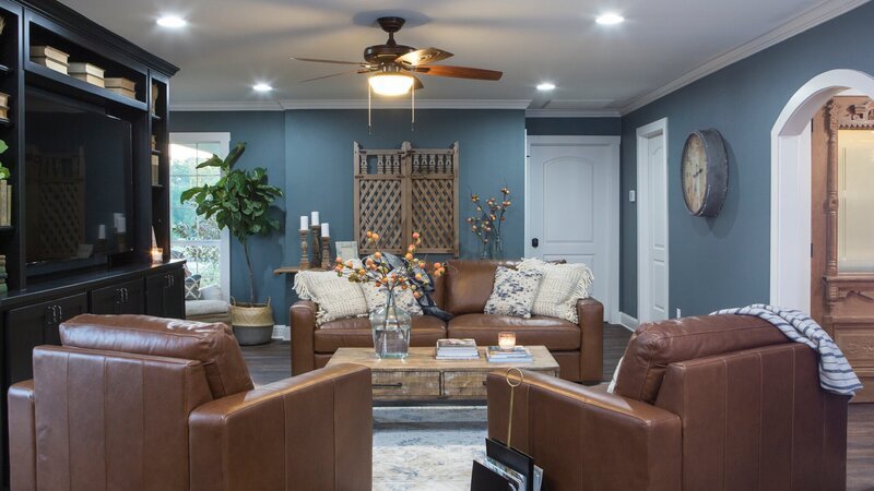 As seen on Fixer Upper, the Beachum’s renovated living room has recessed lighting, a built-in entertainment center and freshly painted walls. (After) – Bild: HGTV/​Scripps Networks, LLC. All Rights Reserved./​Jennifer Boomer/​Verbatim Photo Agency