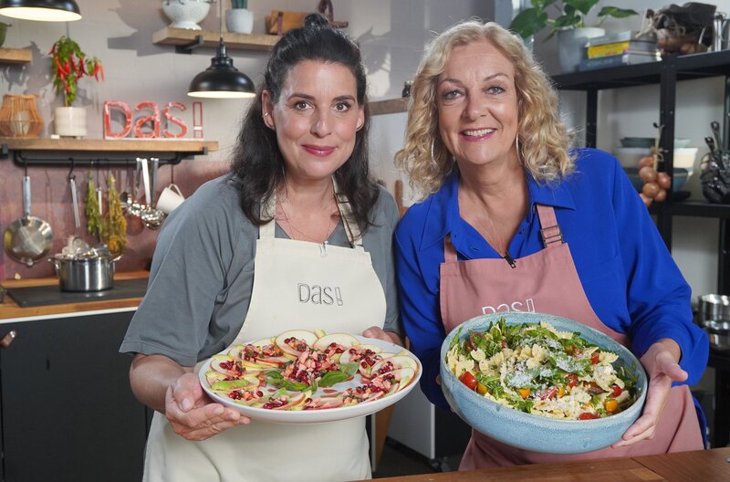 Bettina Tietjen und Elena Uhlig (l.) bereiten einen Apfel-Avocado-Carpaccio und einen Nudelsalat zu. – Bild: NDR/​Florian Kruck