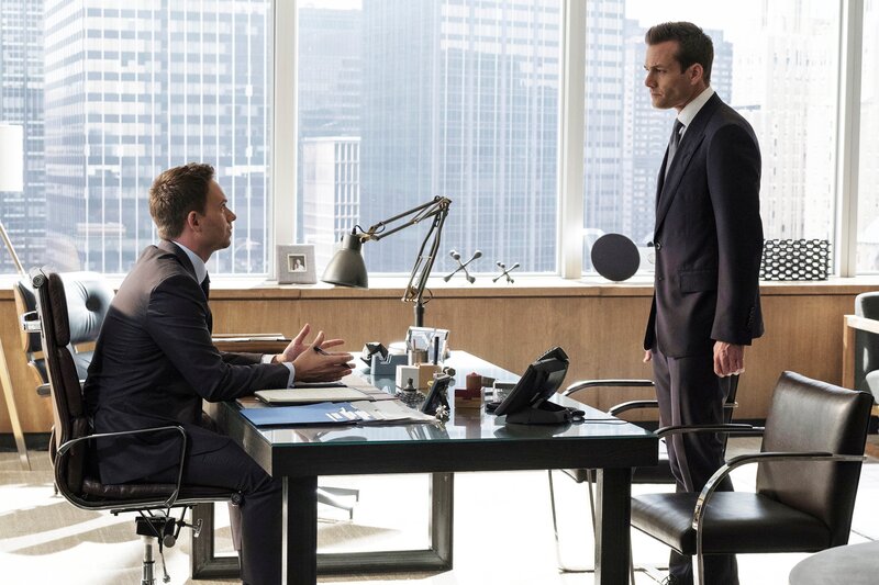 Mikes (Patrick J. Adams, l.) und Harveys (Gabriel Macht) Beziehung ist über die Jahre gereift. Sie sind beruflich erfolgreich, aber emotional distanzierter als früher. – Bild: USA Network /​ ZDF