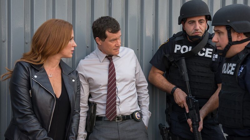 Carrie Wells (Poppy Montgomery, l.) und Al Burns (Dylan Walsh, m.) – Bild: AXN Black