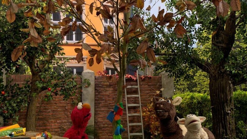 Elmo, Pferd und Wolle pflegen einen Baum. – Bild: NDR/​Sesame Workshop