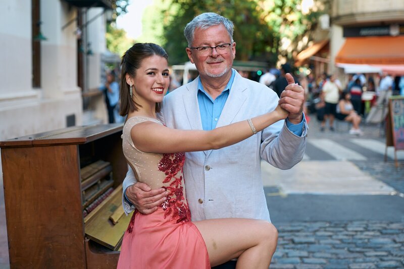 Auch Moderator Christopher Clark wird vom Tango-Fieber erfasst. – Bild: Sebastian Richter /​ ZDF