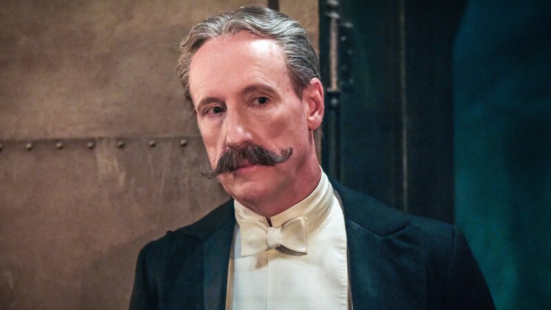 Matt Walsh als Elias Woodstone – Bild: Bertrand Calmeau /​ CBS /​ CBS ENTERTAINMENT /​ CBS Broadcasting Inc.