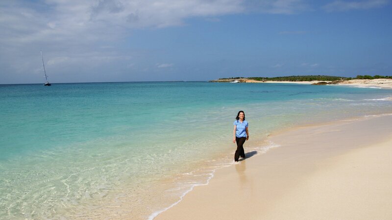 Moderatorin Mona Vetsch bei einem Strandspaziergang. – Bild: ZDF und SRF