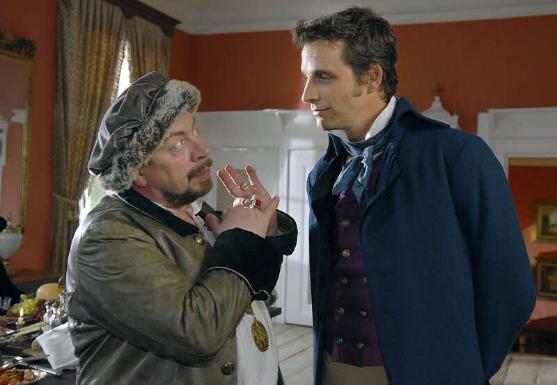 Der Graf (Armin Rohde, links) stellt dem Meisterdieb (Max von Thun) drei Aufgaben. – Bild: NDR /​ Susanne Dittmann