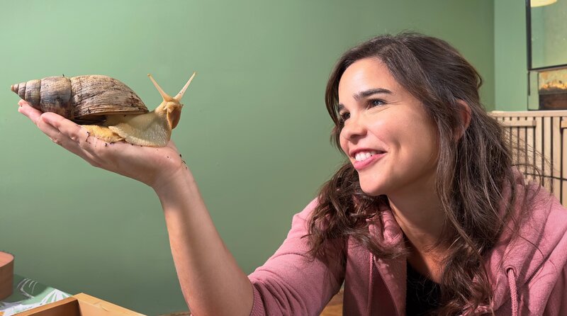 Anna entdeckt, dass sogar riesige Achatschnecken Therapietiere sein können. Weiteres Bildmaterial finden Sie unter www.br-foto.de. – Bild: BR/​Text und Bild Medienproduktion GmbH & Co. KG/​Katja Schübl