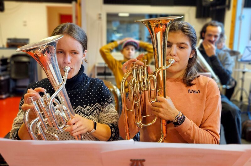 Tutorin Julie (links) und Schülerin Emma (rechts) bei der Orchesterprobe im norwegischen Tonstad. – Bild: BR/​Bewegte Zeiten Filmproduktion GmbH/​Megan Ehrmann