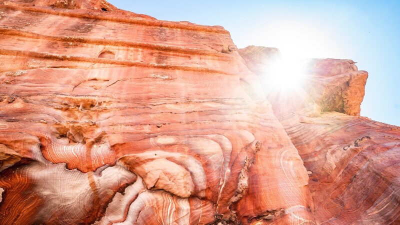 Die Felsenstadt Petra in Jordanien liegt in einer rosaroten Felsenlandschaft bei Wadi Musa in Jordanien. – Bild: ZDF und Andreas Steffan